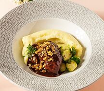 Говяжья голяшка в винном соусе с парижским пюре