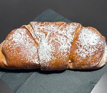 Круассан с вареной сгущенкой XL