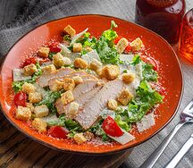 Салат Цезарь с запеченной курицей