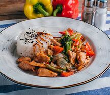 Японский городовой курица с рисом под соусом терияки