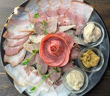 Мясная тарелка с салом