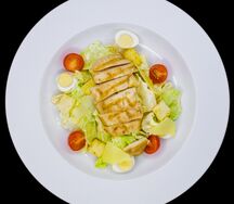 Салат Цезарь с куриной грудкой