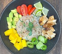 Поке с курицей и манго