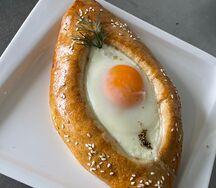 Хачапури с сыром и яйцом