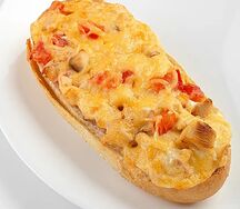 Горячий бутерброд с курицей и помидорами