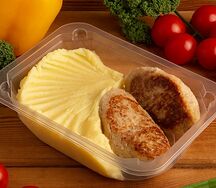 Куриные котлетки с копченой грудинкой и картофельным пюре