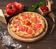 Хачапури с беконом и томатами