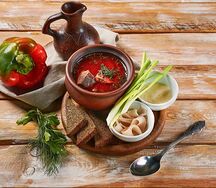 Борщ с салом и гренками