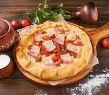 Хачапури с томатами и беконом