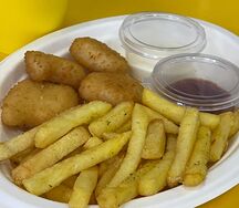 Картофель фри с куриными наггетсами