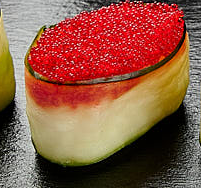 Гункан в огурце с тобико