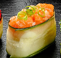 Гункан в огурце с лососем
