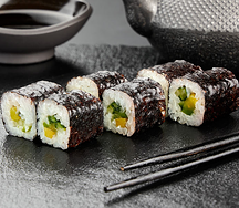 Маки с огурцом и авокадо