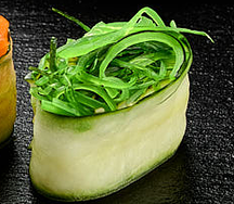 Гункан в огурце с чукой