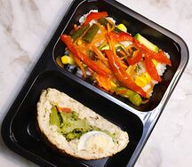 Куриный рулет с яйцом и брокколи с рисом