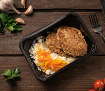 Печеночные оладьи рис с овощами