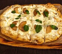 Римская пицца Четыре сыра с грушей