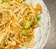 Лапша жареная с курицей