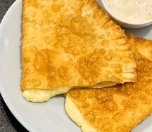 Хушуур с сыром и соусом