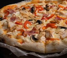 Пицца Куриная с грибами и беконом