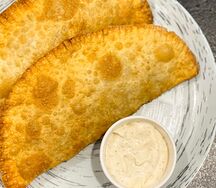 Хуушур с мясом и соусом
