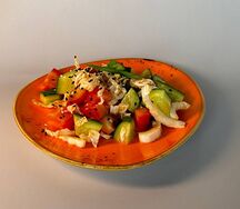 Овощной салат с соусом манго