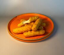 Сырные стики с брусничным соусом