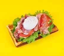 Бельгийская вафля с яйцом пашот