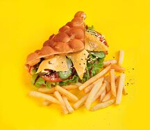 Вафля с охотничьими колбасками и картофелем фри