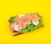 Бельгийская вафля с лососем и творожным сыром