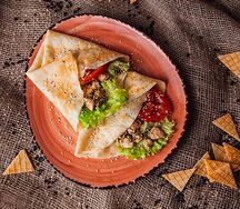 Блинчики с курицей и соусом песто