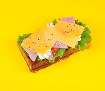 Бельгийская вафля с ветчиной и творожным сыром