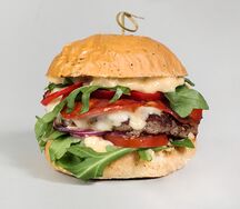 Бургер Капрезе с чоризо