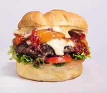 Бургер с манго и козьим сыром