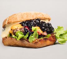 Бургер Сыр & бекон с черникой