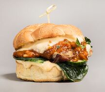 Бургер куриный с беконом и облепиховым конфитюром