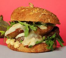 Бургер с инжиром и пекарино