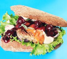 Бургер с уткой и вишнёвой сальсой