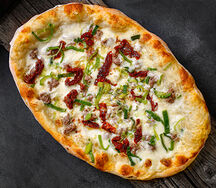 Пиццетта с говядиной и вялеными томатами