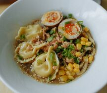 Рамен с дамплингами из краба, лосося и креветки с крошкой копчёного лосося