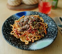 Вок-лапша с сердечками, маринованными овощами и грибами