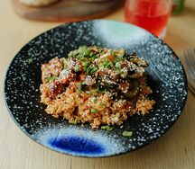 Вок с рисом, утиной курицей и маринованными овощами