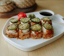 Ролл с шапкой из лосося и сыра, с луком фри