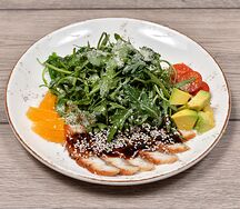 Салат с угрем и чукой