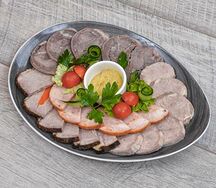 Ассорти из мясных деликатесов
