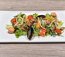 Салат из морепродуктов с соусом али-оли