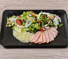 Салат с утиной грудкой и тропическим соусом