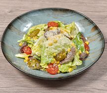 Салат с баварскими колбасками