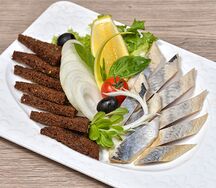 Селедка с гренками