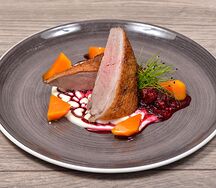 Утиная грудка с пюре из цветной капусты